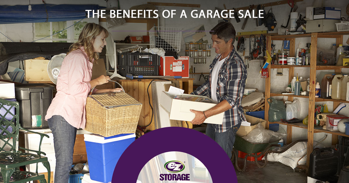 Couple cleaning out their garage and text "The benefits of a garage sale"